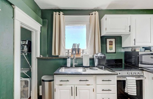 Central Colorado Springs House | Emerald Cottage! Charming Private Downtown Retreat