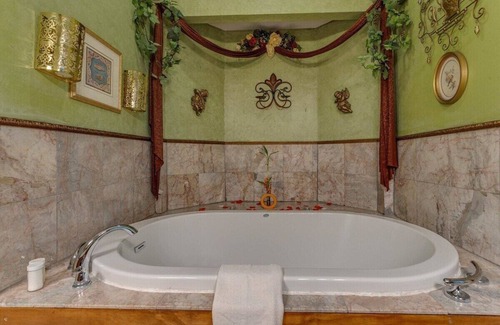 Norman Apartment | Emerald Dream Cottage at Whispering Pines Inn