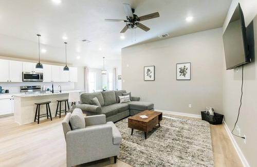 Lubbock House | Emerald Escape: 3 bed w/hot tub