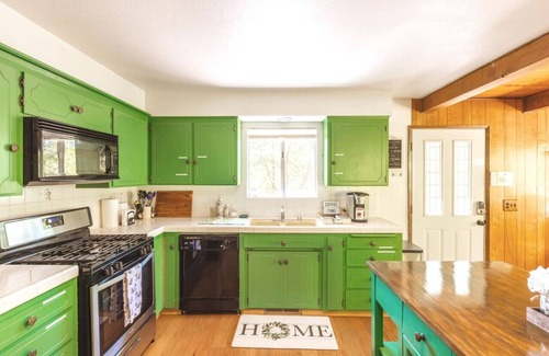 Oakhurst Cabin | Emerald Escape with Hot tub Game Room and Arcade