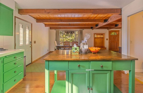Oakhurst Cabin | Emerald Escape with Hot tub Game Room and Arcade