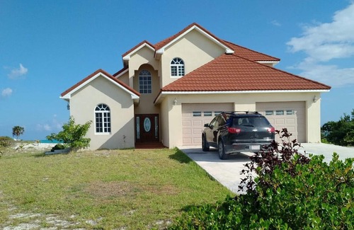 Bottle Creek House | Emerald Estate - Secluded Luxurious Beachfront Villa Whitby