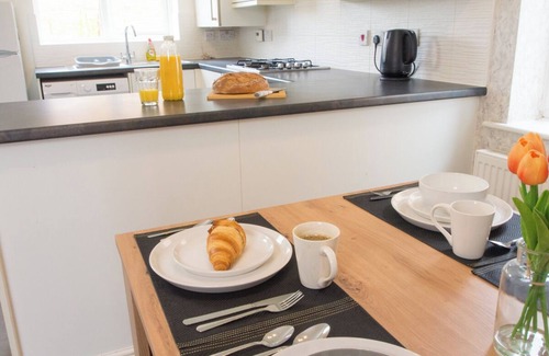Knottingley House | Emerald House -3 bed - Free Parking
