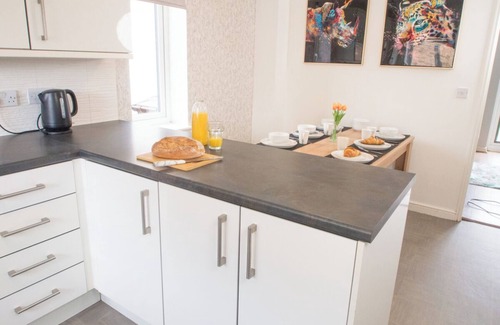 Knottingley House | Emerald House -3 bed - Free Parking
