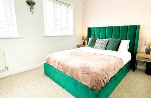 Knottingley House | Emerald House -3 Bed - Free Parking