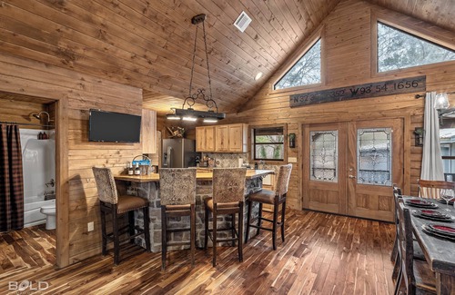 Shreveport House | Emerald Isle Lakefront Lodge with Hot Tub