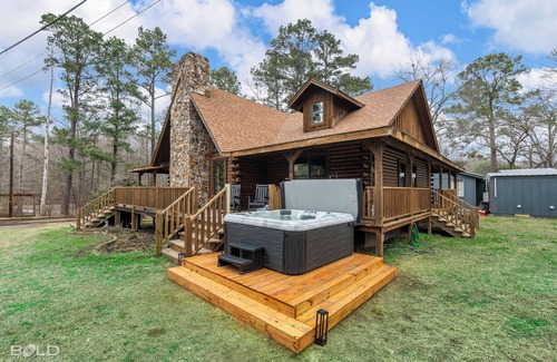 Shreveport House | Emerald Isle Lakefront Lodge with Hot Tub