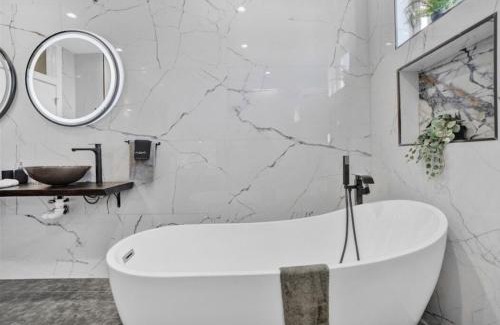 South Philadelphia Apartment | Emerald Jacuzzi Loft Luxury Above It All