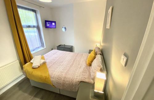 Castle House | Emerald Living, 4 bedrooms, sleeps 6, free parking in the heart of Swansea!