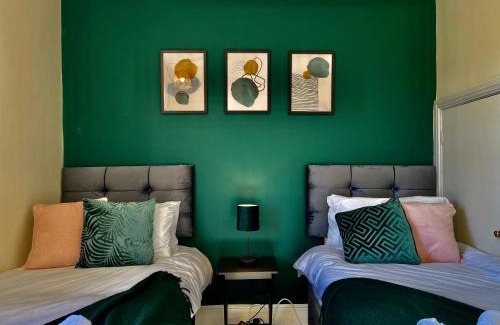 Chelmsford House | Emerald Lodge Central 3 Bed Parking WI-FI Garden close to centre