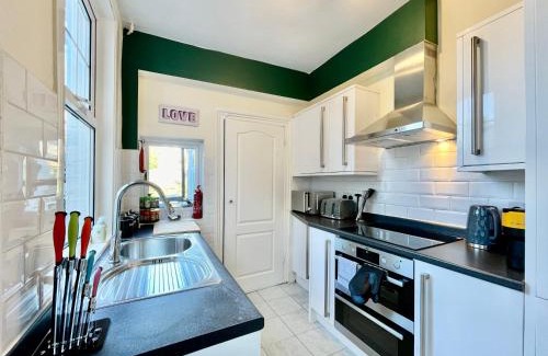 Chelmsford House | Emerald Lodge Central 3 Bed Parking WI-FI Garden close to centre