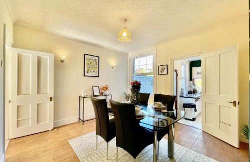 Chelmsford House | Emerald Lodge Central 3 Bed Parking WI-FI Garden close to centre