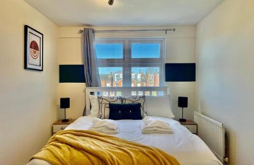 Chelmsford House | Emerald Lodge Central 3 Bed Parking WI-FI Garden close to centre