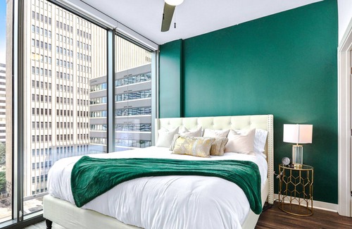 Chamblee Apartment | Emerald Lux w/king bed-Buckhead