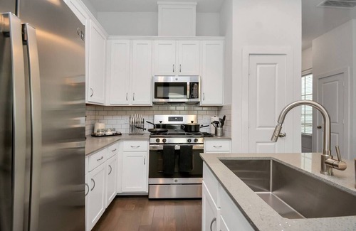 Riverside Terrace House | Emerald Palace - 10 mins to Rodeo, NRG, Med Centerm UH
