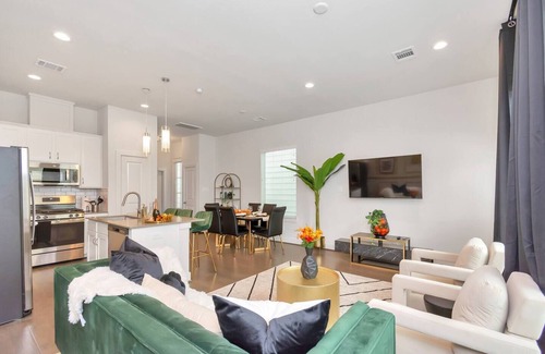 Riverside Terrace House | Emerald Palace - 10 mins to Rodeo, NRG, Med Centerm UH