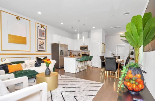 Riverside Terrace House | Emerald Palace - 10 mins to Rodeo, NRG, Med Centerm UH