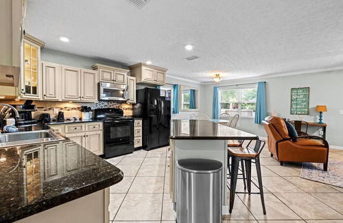 El Centro Beach House | Emerald Revival, 3-bedroom house near Pier Park & the White Sandy beaches!