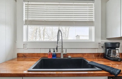 Lansing House | Emerald Square I Minutes to Downtown I 4 King Beds