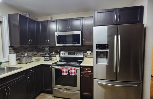 London House | Emerald Staycation Suite:Shared washroom (2-1), Street Parking at Owners risk