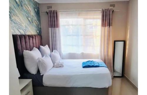 Harare House | Emerald Suite Sleeps 6 with Free Parking