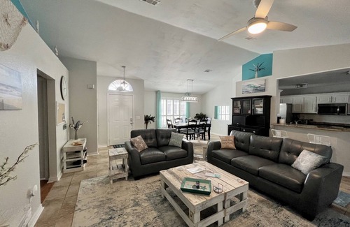 Gulf Breeze House | Emerald Waves Hideaway - Free Heated Pool & Games Room-8 mins to Pensacola Beach