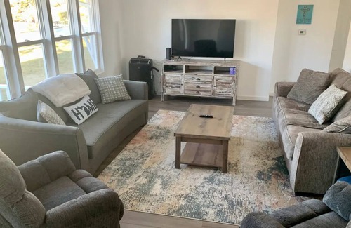 Freeland House | Emerson’s Place! Sleeps 12!