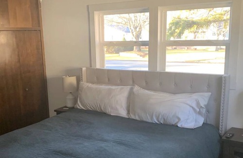 Freeland House | Emerson’s Place! Sleeps 12!