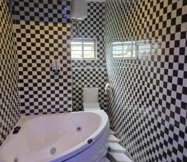 Adabi Hotel | Emike Luxury Hotel & Suites