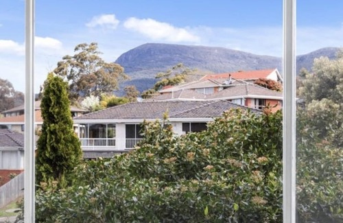 Lenah Valley Apartment | Emily’s Place - GREAT VIEWS, HUGE UNIT with MINTY KITCHEN