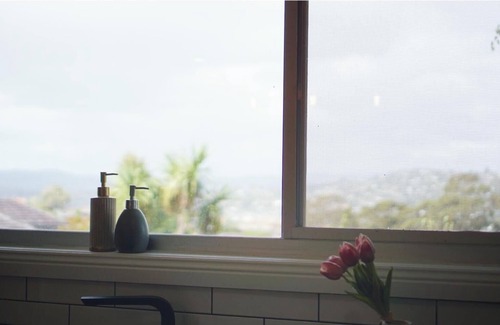 Lenah Valley Apartment | Emily’s Place - GREAT VIEWS, HUGE UNIT with MINTY KITCHEN