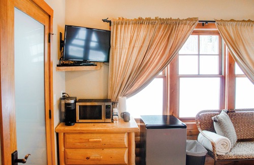 Paonia Cabin | EML 9 Juniper