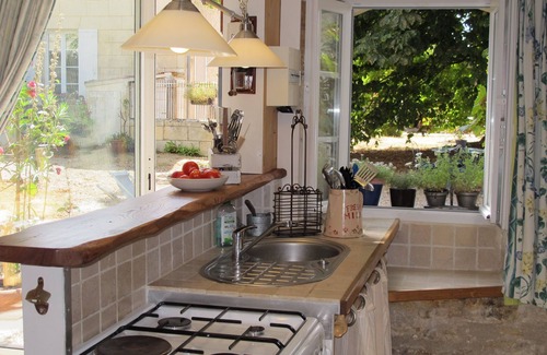 Gemozac House | Emma's Cottage cottage quiet in the vineyards 3km from the town. Near Royan