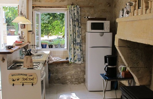 Gemozac House | Emma's Cottage cottage quiet in the vineyards 3km from the town. Near Royan