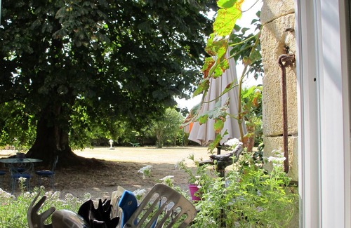 Gemozac House | Emma's Cottage cottage quiet in the vineyards 3km from the town. Near Royan
