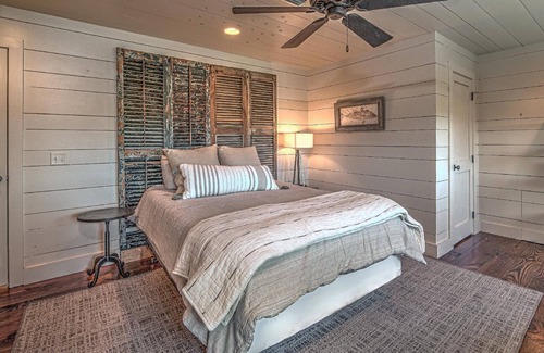 Darien Resort | Emma's Driftwood Farm perfect for retreats & reunions - 5 homes, 2 docks, & pool