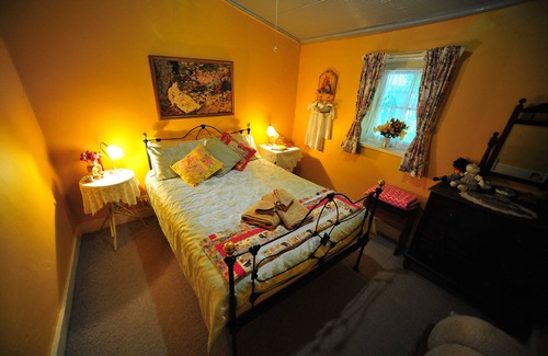 Burra Bed & Breakfast | Emma Tiver Heritage Cottage -restored Miner's Cottage - step back to circa 1856