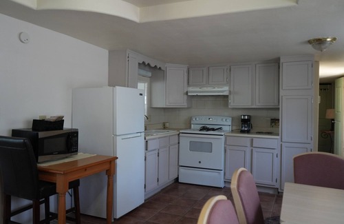 Arroyo City Cabin | EMMA’S COTTAGE; WATERFRONT FISHING PIER