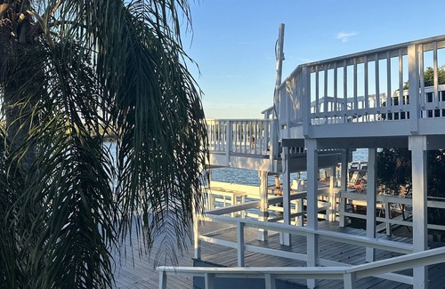 Arroyo City Cabin | EMMA’S COTTAGE; WATERFRONT FISHING PIER