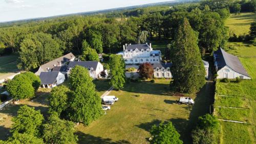 Brain-sur-Allonnes Other | EMPLACEMENT BUCOLIQUE DE CAMPING dans le parc du château - Attention tente et matériels non fournis et sans possibilité de faire courir une rallonge pour se raccorder à l'électricité