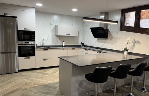 Mombeltran House | En el Centro del Pueblo. Esta Decorada en Estilo Moderno y es Totalmente Nueva