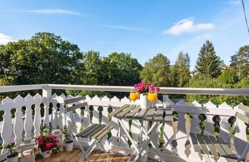 Hallstavik House | En Mysig Villa med Bastu och en Stor Inhägnad Trädgård