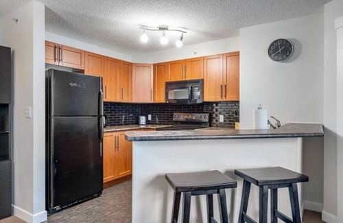 East Kootenay Apartment | En Pointe | Top Floor | Pool | Hot Tub | Gym