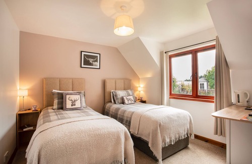 Alness Bed & Breakfast | En-suite bedroom with the option of a Super-King or Twin bed.