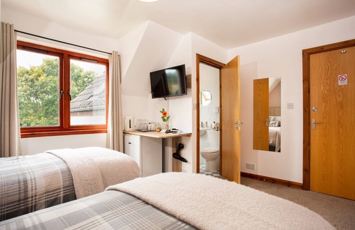 Alness Bed & Breakfast | En-suite bedroom with the option of a Super-King or Twin bed.