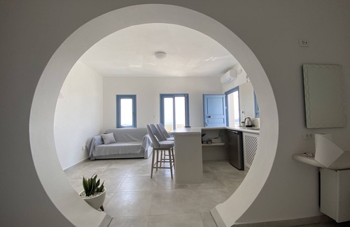 Pyrgos Apartment | ENA SUITE Santorini.