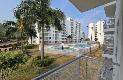 Girardot Apartment | Encantador Apartamento Vacacional en Girardot con Balcon y Vista a la Piscina