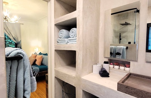 Mid City House | Encanto! Enchanted 3 bedroom private home near LACMA. BBQ, Backyard, Video Games