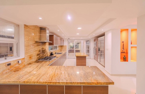Manga House | Encanto Mansion: 6 Bedroom Luxury Stay Near Walled City