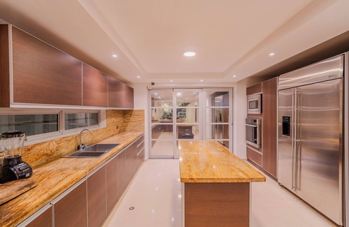 Manga House | Encanto Mansion: 6 Bedroom Luxury Stay Near Walled City